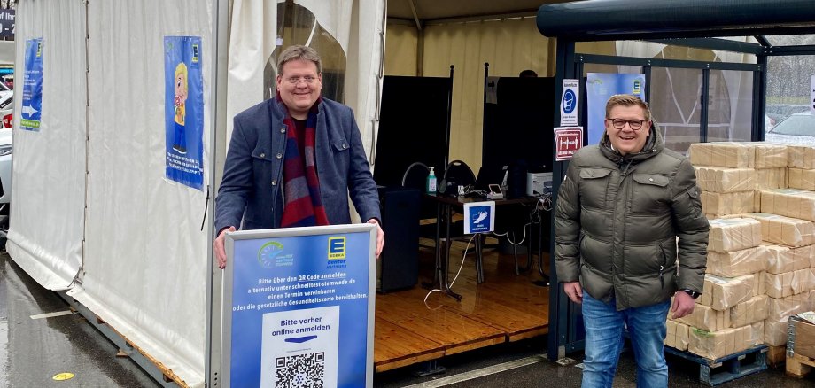 Bürgermeister Kai Abruszat (links) mit E-Center-Inhaber Stefan Hartmann vor dem Testzelt. 