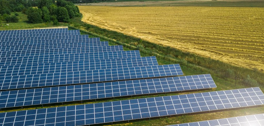 Ein Solarpark neben einer landwirtschaftlichen Fläche. 