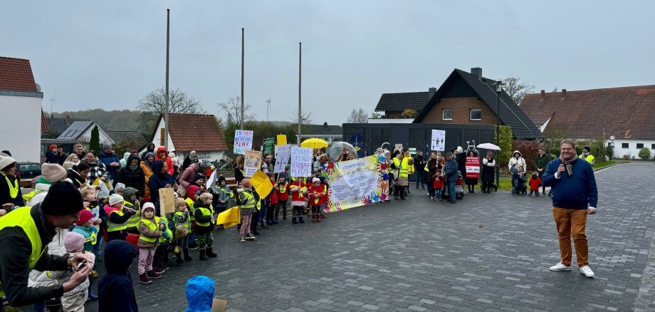 Eine große Gruppe aus demonstrierenden Erwachsenen und Kindern.