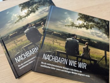 Zwei Exemplare des Buches "Nachbarn wie wir"