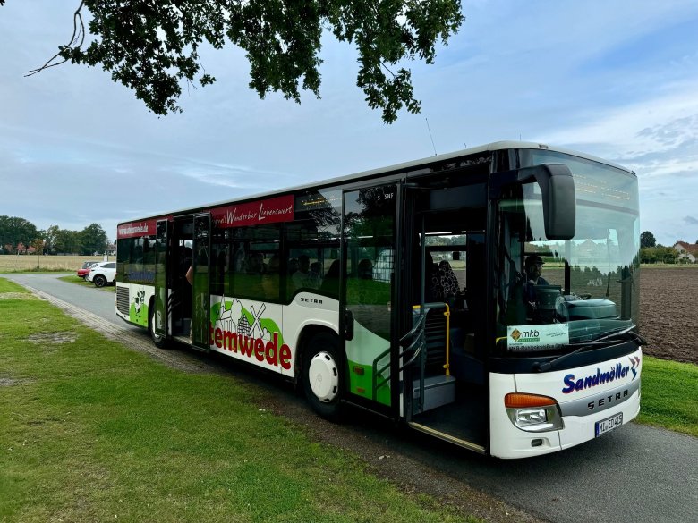 Ein weißer Linienbus der Firma Sandmöller, der im Design der Gemeinde Stemwede gebrandet ist.